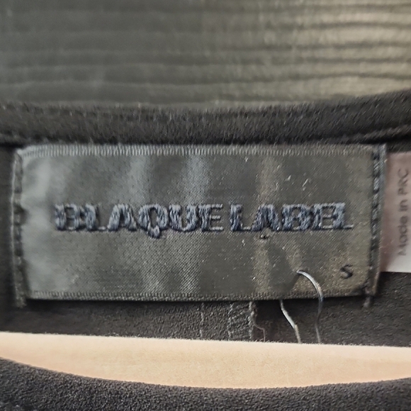 Plaque Label Black Short Sleeve Top - Picture 2 of 3